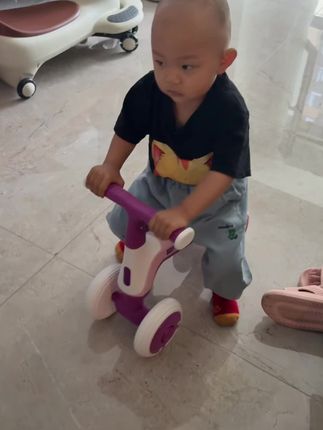 这三十多块钱的平衡车,根本停不下来~骑着超丝滑,就家里这么点地方都这么溜~#宝宝平衡车1-3岁 #平衡车小骑士 #平价好物