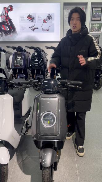 小牛电动NSOne Nsciti同胞兄弟竟然那么便宜 独特操控设计:配备行业首创的双向灵犀转把,往前拧转把可实现制动减速或开启倒车模式,方便在狭窄空间操作。还具有自适应陡坡缓降功能,下坡时自动控速,无需额外操作。#独特操控设计 #小牛电动