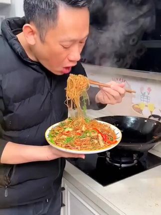 还是吃#炒米粉过瘾,就是这个#新竹米粉炒出来锅香气十足
