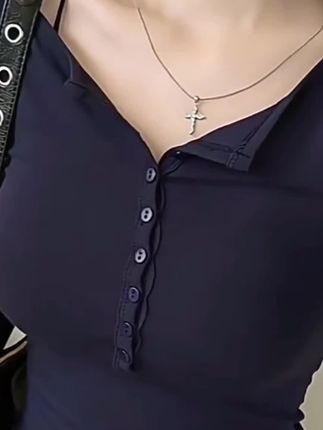 2025秋季辣妹性感小心机V领上衣女纯欲修身显瘦纽扣长袖T恤打底衫#秋季新款 #洋气减龄 #长袖t恤打底衫