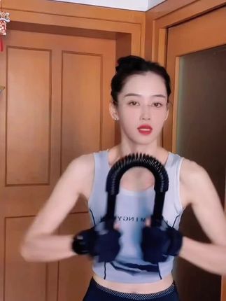 #dou上热门 如果你的力量很弱,我建议你每天做十次;如果你手臂细无力,我建议你每天做二十次。如果你想强壮你的背部,我建议你每天做三十次。如果你想拥有健壮的手臂和胸肌,我建议你每天做五十次。这个就是我经常使用的臂力器,它不仅可以练胸肌,还可以练背肌,想要的朋友赶紧下单吧!#健身 #运动健身 #好身材练起来 #让锻炼成为一种习惯