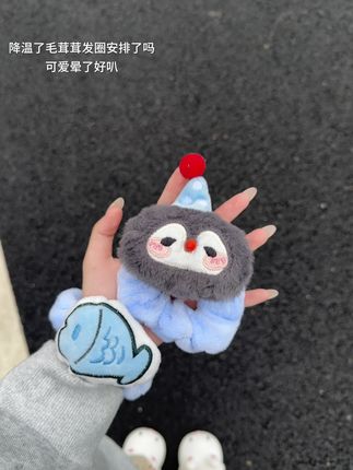 <')))))><炫耀一下偷偷给好朋友安排的秋冬的第一个毛茸茸 #发圈 太可爱咯 #艾特你想艾特的人 #毛绒发圈 #小鱼发圈