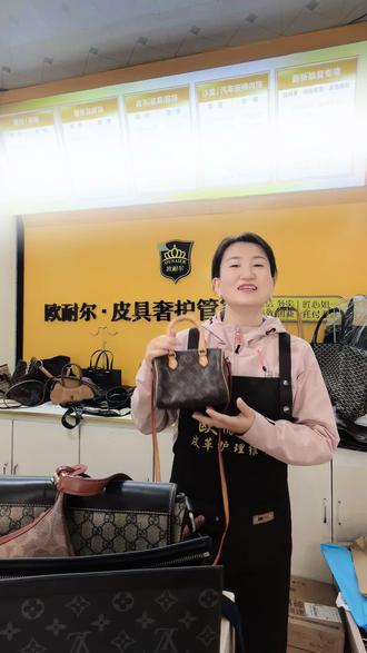 奢侈品包包修复本就是细工慢活,讲究匠心与细节。
往后我也会持续给大家分享更多真实修复案例,感谢大家喜欢与支持。这期视频内容有点长,请您慢慢欣赏😊#奢侈品包包 #修包 #奢侈品修复 #成果 #西安欧耐尔