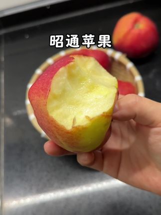 连续第二年分享这个昭通苹果,又脆又甜又多汁,苹果香味浓郁,很好吃#苹果 #新鲜水果 #强烈推荐