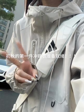 初秋的第一件冲锋衣准备就绪!! #冲锋衣男女同款 #户外穿搭 #城市户外穿搭 #防风防水 #穿搭分享