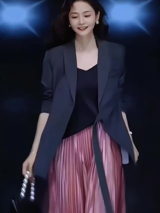 一见钟情,始于颜值,忠于人品“谈恋爱一定要从收到一束花和一场正式的告白开始”#高级感穿搭#早秋新款#西装杀 #又美又飒#时髦精
