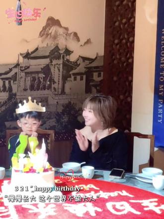 致我6岁的小男子汉
亲爱的宝贝:今天是你6岁的生日,看着烛光里你亮晶晶的眼睛,听着你奶声奶气地问我,给你什么生日祝福,妈妈的心里又暖又软,有好多好多话,想慢慢说给你听。
宝贝,时间过得真快,仿佛昨天你还是那个黏在我身边、需要我抱在怀里的小不点,转眼间,你就长成了有自己小想法、还会跟我“讲道理”的小男子汉。这6年里,你每一次笑、每一次哭、每学会一个新本领、每说出一句暖心的话,都像星星一样,照亮了妈妈的整个世界。妈妈对你的爱,没有尽头,不分对错,不管你是听话懂事的小天使,还是偶尔闹脾气的小调皮,你永远都是我最疼、最珍视的宝贝,是我这辈子最珍贵的礼物。
宝贝,妈妈知道,你现在是个有自己主见的小朋友了,有时候会忍不住和爸爸妈妈顶嘴,会坚持自己的小想法,哪怕那些想法有点小任性;妈妈对你的期盼,从来都不是你要多么优秀、多么厉害,也不是你要事事听话、完美无缺。我只期盼你,能好好吃饭,不挑食、不偏食,多吃蔬菜、多喝牛奶,健健康康地长大,拥有一个强壮的身体,这样才能去探索这个好玩的世界,去做自己喜欢的事情;我只期盼你,能慢慢学会控制自己的小脾气,哪怕有不开心、有不同意,也能好好跟爸爸妈妈说,不要轻易流眼泪,因为我们爱你,才会唠叨你、提醒你,所有的唠叨,都是藏在细节里的牵挂;我只期盼你,能一直保持这份纯粹和勇敢,眼里有光,心中有爱,不管遇到什么小挫折,都能笑着去面对,永远对世界充满好奇和热爱。
宝贝,你要知道,爸爸妈妈的唠叨,不是讨厌你,而是太爱你;我们的批评,不是否定你,而是希望你能变得更棒,少走一些弯路。你可以调皮,可以有小脾气,可以有自己的小坚持,但请一定记得,爸爸妈妈永远是你最坚实的后盾,不管什么时候,只要你回头,我们都在。
今天,你6岁了,正式告别了幼儿园的时光,即将踏入小学的校门,开启一段全新的成长旅程。妈妈想对你说,生日快乐,我的小男子汉!愿你往后的每一天,都能笑得无忧无虑,玩得肆无忌惮;愿你在成长的路上,既有铠甲,也有软肋,既有自己的小倔强,也有懂得体谅他人的温柔;愿你被世界温柔以待,也能温柔对待这个世界。
最后,妈妈想告诉你,不管你以后变成什么样,妈妈的爱,永远不会变。未来的日子,我们一起努力,你慢慢长大,我慢慢陪伴,好不好?