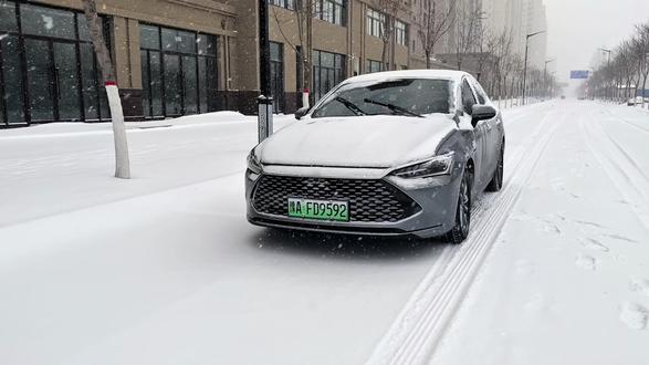 下雪天比亚迪车主一定要打开雪地模式,开车不打滑#比亚迪 #雪地模式 #比亚迪秦plus #秦plus #汽车知识