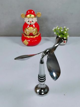 非常神奇的平衡鹰摆件,还是个红酒起子和啤酒起子#飞鸟开瓶器 #创意摆件 #平衡鸟摆件 #新奇特创意