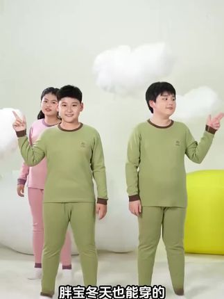 家有胖宝别愁保暖衣!专为胖童设计加大加肥款,新疆棉 + 羊毛 + 蚕丝保暖,中厚双面磨毛 + 防风袖口,深档高腰不卡裆,冬天穿超舒服!#胖童保暖套装 #儿童保暖内衣套装 #保暖又好看 #加大加肥套装 #保暖内衣
