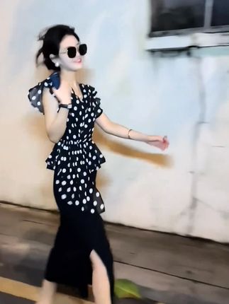 #我要上热门 夏季不规则套装显瘦休闲风修身简约时尚碎花上衣黑色高级感半身裙