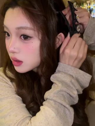 这才是公主带的发夹吧!山茶花设计真的超绝!甜妹氛围感轻松拿捏!纹理感编发造型这不就手拿把掐 #发夹#编发发夹