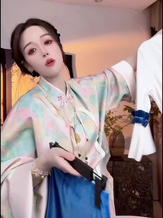 #这也太好看了 这个套装真的太好看了,姐妹们一定要冲!上衣是这种小荷叶边的设计,特别的减龄,搭配这个蓝色的半身裙,一整个就是很韩很温柔的感觉,春天穿这套出门简直不要太美了。#今天穿什么 #每日分享 ##出游穿搭 #保暖又好看