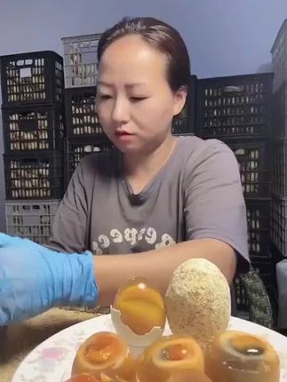 农家手工松花皮蛋,口感细腻滑嫩! 今天又做了很多特色菜!有喜欢吃的吗?评论区留言哦~#美食#松花皮蛋#皮蛋#地方特色美食#优质农产品