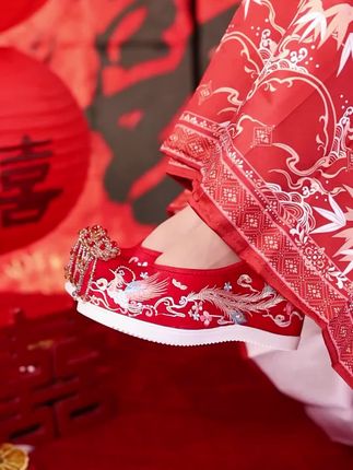穿上这双古风婚鞋,婚礼上你就是最美的新娘! #民族风绣花鞋 #国风刺绣 #软底软面 # #婚鞋 #凤冠霞帔