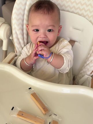 要去做饭了去了,实在没空陪你玩了,给你个磨牙棒饼干慢慢磨吧!#宝宝辅食 #长牙期的宝宝 #小吃货的日常 #磨牙棒饼干