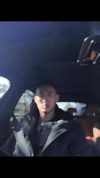 最近看到一个词叫"内核破碎",他精准的表达了成年人的失语。人因阅历而沉静,因看穿而沉默,不是无话可说,而是在看透了许多事情的本质后,突然失去了逢场作戏的兴趣。年轻时我们怀揣理想,以为世界非黑即白,直到岁月让我们亲眼见证了人心的迂回,看清了笑脸背后深藏的疲惫,也看清了赞誉之下那些不为人知的代价。我们终于明白,成熟不是世故,而是在复杂中守住自己的简单。
如果你也正经历这样的阶段,不必焦虑。破碎不是终点,而是你内在生态系统的一次必要更新,是内核重塑的开始。让我们敬我们正在重塑的内核,允许自己暂时不完整,敬所有沉默背后的清醒与坚守,允许那个熟悉的你暂时离场。
请相信,最深的重建总是从最诚实的破碎开始,当旧的内核温柔碎裂,新的空间才会为更真实的你让路。
真正的赢家,不是那些从未碎裂过的人。而是每一个在破碎之后都能用更明亮的自我将自己重新拼合的人。愿你既有允许破碎的智慧,也有重新拼合的胆量,我们下个路口见。