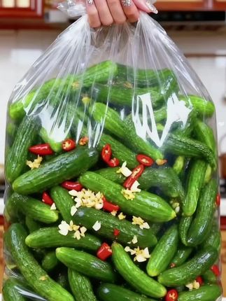 谁能拒绝一碟脆爽入味的腌黄瓜呢?精选鲜嫩小黄瓜,带着刺儿就被摘下,洗净后用传统工艺腌制,泡在酱香浓郁的酱汁里,搭配红辣椒、蒜末、芝麻等调料,每一根都吸饱了滋味。 咬一口,先是酱汁的咸香在舌尖散开,接着是黄瓜的脆嫩在齿间弹跳,微微的辣意更是点睛之笔,越嚼越上头。不管是配白粥当早餐,就米饭做晚餐,还是用来佐酒当小食,都能瞬间提升食欲。 这坛腌黄瓜,是家常烟火里的下饭神器,也是味蕾的惊喜小确幸,开坛即食,每一口都是让人念念不忘的脆爽鲜香。喜欢的家人们赶紧囤起来吧#强烈推荐 #下饭神器 #美味下饭菜 #百吃不厌 #腌黄瓜