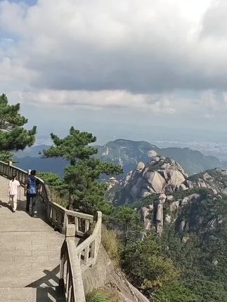 心情不好的时候不要去打扰任何人,一个人出去走走,吹吹风,看看风景,听听自己喜欢的音乐,心里就一下释然了,就会感觉一切都没那么重要。。