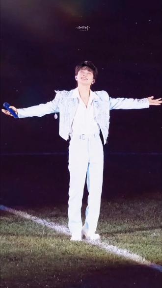 4.11常州奥体,周深献唱苏超主题曲《热烈盛开》
从温柔浅吟到磅礴高音,把草根足球的坚守与热血唱到极致
“我会热烈地热切地盛开,开在荒野,开在小小角落与人海”
这不止是足球战歌,更是每一个平凡人的生命宣言
#周深 #热烈盛开 #苏超开幕式 #神级现场 #周深舞台