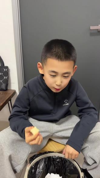 #惊蛰无声 电影小孩们看不懂,只知道垃圾桶里有掏不完的手机#谁都不服就服你