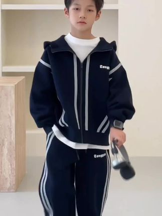 男孩子这样穿简直太帅了,时尚又百搭,回头率百分百!#潮流穿搭 #高品质童装