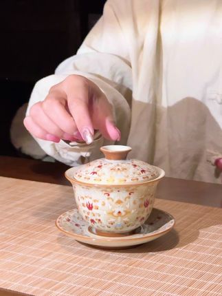 送长辈、送茶友就选它!汝窑盖碗,天青釉色自带高级感。既是实用茶器,又是能养出故事的艺术品,心意拉满。#茶生活 #器物之美 #盖碗 #送礼 #礼物