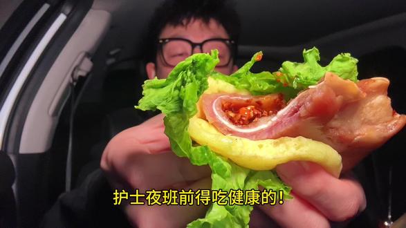 不肉们,今天吃点儿健康的!生菜玉米饼卷辣子猪耳朵! #朝朝的吃饭日记 #护士吃饭 #卷饼 #猪耳朵 #真实生活分享计划
