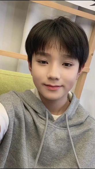 橹橹慢点长大吧 现在最怀念的是你的小时候 为什么没有早点认识你 你也可以在任何时候埋头哭泣 请无比坚定的相信自己 你是最最最最棒的小孩( ╹▽╹ )#王橹杰 #安利