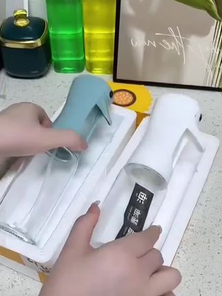 终于找到了这种能喷出均匀细腻油雾的喷油瓶了!以前用的油壶倒油,不仅不好控制量,还容易弄得哪都是。这个就很好用,轻轻一按就能喷出很细的油雾,不管是煎东西还是烙饼都能轻松搞定,而且它还是透明玻璃的瓶身,可以清楚看到里面还有多少油,真的太方便了!#油壶 #方便又实用 #不挂油的油壶 #厨房好物 #居家好物