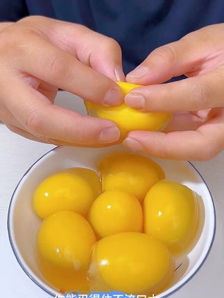 川味揭秘,这款溏心松花皮蛋,简直是人间美味,你尝过没? 正宗四川特产,溏心松花皮蛋,传统手工工艺,麻鸭优质黄心,美味黄色皮蛋。#四川特产 #手工皮蛋 #优质溏心  #麻鸭蛋黄