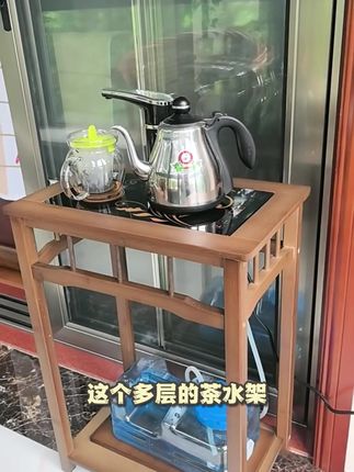 这个多层的茶水架真的是爱了,有了它之后,我的生活更加便利了, ,简直就是懒人的福音。它是加厚的纯楠竹材质,搭配中式的栅栏设计,以及灵动的拱形弧度,看起来非常的精致好看。而且还是表面清漆的设计,容易清理打扫,多层的设计,容量也很大,东西再多也不怕没地方放了。这么实用的茶水架,快来购买吧!#茶台茶桌边柜家用 #小侧柜楠竹泡茶吧茶几 #烧水壶一体 #水桶架茶水柜子