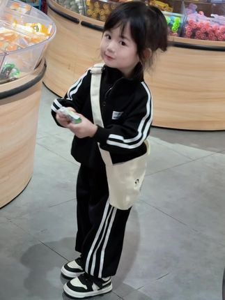 做妈妈这条道路上 没有退路也看不到尽头慢慢的我才明白 做一个自愈能力强的妻子以及妈妈才有可能接近幸福 表面沉默寡言心中却有一片海 成熟的稻谷都是低着头各自努力#带娃 #高品质童装 #潮童穿搭