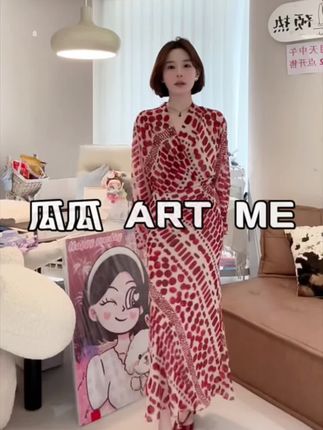 这款度假风长袖连衣裙,以舒适飘逸的质感勾勒潇洒率性,又藏着柔美的女性韵味。无需费心搭配,日常出街或度假赴约,多种场合都能轻松hold住,穿上就是自带焦点的氛围感美人。#连衣裙分享 #女神穿搭 #气质仙女裙穿搭 #显瘦长裙 #穿搭分享