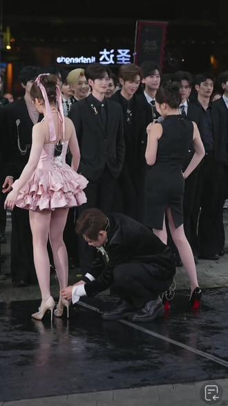 是谁这么暖心呀?呀原来是龙浩天呀,三年多一点一滴看过来的,真的是成长了,成熟了,懂得心疼自己心爱的女人了,越来越好,那一刻瑶瑶心里肯定特别幸福@瑶瑶小撑腰☀️ @AI瑶瑶☀️ @龙浩天🐲(小号) @龙浩天🐲(酉阳桃花源摆手堂直播) #龙浩天瑶瑶