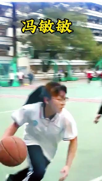 16岁少女篮球场上“神龙摆尾”加油