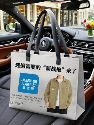 真维斯2025春秋男士衬衫外套来啦!美式痞帅工装风超吸睛,复古高街设计自带腔调,翻领+利落剪裁,搭牛仔裤、工装裤都炸街。面料挺括不皱,单穿叠穿都合适,日常出街、约会通勤全hold住,百搭又有范儿,潮男速冲! #高级感穿搭 #春秋新款 #美式痞帅 #高街百搭 #男士外套