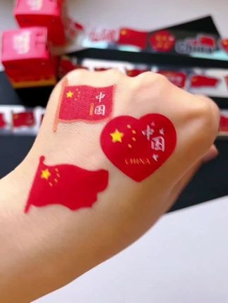 国庆节贴纸来了,图案丰富精致好看,还是磨砂的手感舒适,别提孩子多喜欢了,满满的节日氛围感#国庆节氛围感拉满 #国庆节贴纸 #儿童贴纸 #仪式感