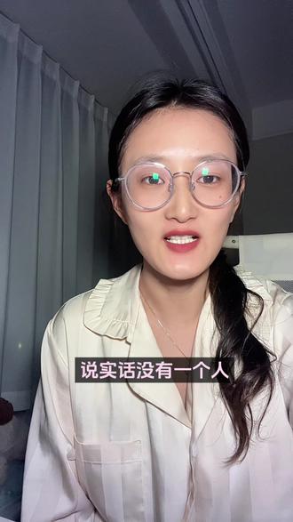 如果你没了收入,谁来给你兜底 能为自己兜底的从来只有你自己,只要勇敢踏出第一步,只要还在学习、努力向前走,哪怕每天进步一点点,你都不会被击垮。最大的安全感,是随时都有重新开始的底气。#情感共鸣 #女性智慧 #人生感悟 #口播视频