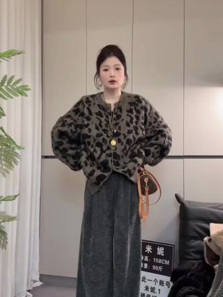 姐妹们,这条裤子真的太美了!它用的是那种带有微微细闪的雪尼尔面料,上身超级温柔气质,而且它是这种阔腿版型的,特别藏肉显瘦,冬天穿出门不用担心会冷,还很有风度。它的垂坠感也非常好,随意搭配都很好看,简直就是冬日必备单品啊!#阔腿裤 #加绒保暖 #直筒裤 #双11不会买错的运动好物清单 #早秋穿搭显贵法则