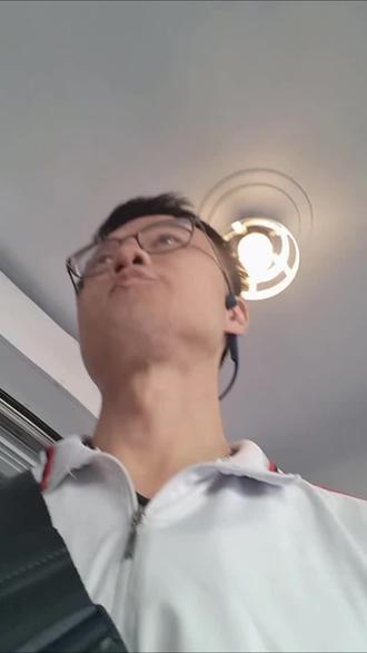 你也常把愛算成KPI嗎?📊
付出越多,越怕自己吃虧?
其實真正的愛,
不是算術,是藝術。
就像那瓶被打破的香膏——
有人覺得浪費,
但在愛裡,那叫美事。✨
今天試試四個小行動:
說一句謝謝、關心一個人、
吃得更健康、把身體顧好。
當你不再算帳,
心反而更自由、更有力量去愛。 ❤️
私訊541預約諮詢
健康自我檢測只要60秒:
https://reurl.cc/zqnzle
學習健康
https://peterw.pse.is/7ym2ut
#愛不是KPI #愛不是算術是藝術
#美事 #打破香膏 #付出不計代價
說一句謝謝 關心一個人
少糖少炸 早餐蛋白加纖維
身心健康 愛的力量
成為溫柔的禮物 讓愛長久