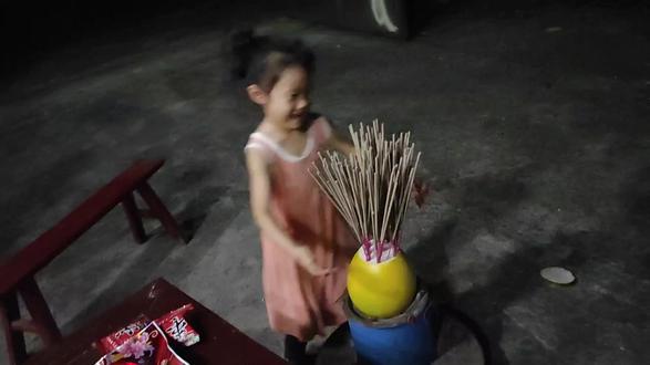 柚子上插一百根香,俗称:百香柚,祈祷平安多福#中秋节民间风俗 #八月十五 #家乡习俗 #万事大吉大利 #烧香祈福