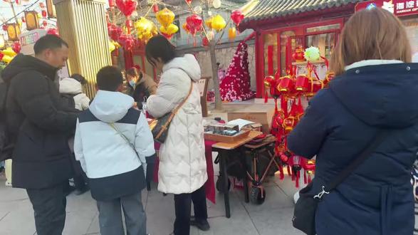 #逛庙会 颐和园的灯会 人山人海 今天的颐和园那个人头攒动,从西门停车走了40分钟才到石船。走到东门出来就是同庆街。好热闹