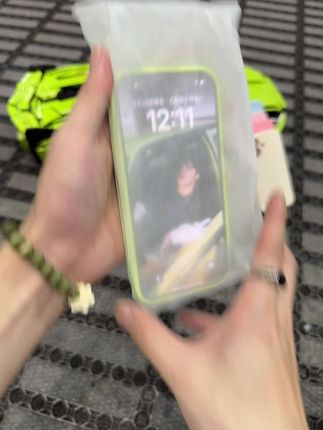 不沾衣服不沾灰的肤感磨砂壳!这个是真的好喜欢 淡纹磁吸圈也显得整个壳子很高级#好物推荐🔥 #这个手机壳真的长在我心巴上了 #iphone17手机壳 #磁吸手机壳