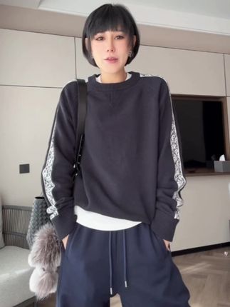 很百搭的一件毛衣,纯棉材质,很亲肤 很透气很舒适,藏青色很高级,侧边艺 术感纹理打破单调,圆领针织廓形经典 百搭#秋季清冷感白月光穿搭 #韩彬彬 #精致感拉满的复古港风职场穿搭 #全抖音都在仿热巴琥珀系造型