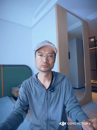 酒店工程管理 【第33期】分包打架了,总包不管怎么办
装修分包说机电的管道把他吊顶的空间占了,机电说装修先动的手,两边工人差点动手,总包项目经理站在旁边看着,一句话不说。
第一,先分开,再谈。现场冲突最忌讳的是让两边当场对质,越对质火气越大。咱们第一时间把两个人拉开,分别拉到不同的办公室,先让他们冷静十分钟。冷静完再谈,情绪没了,理就出来了。
第二,给总包项目经理一个台阶。总包不管,有时候不是不想管,而是管了怕得罪人,怕影响后续配合。咱们找个私下场合,跟总包项目经理说:"这个事咱们一起处理,对分包有个交代就行。"给他责任,也给他面子,他才会动起来。
第三,用合同说话。分包进场前,合同里都有界面划分和配合要求。把这两页翻出来,摆在桌面上,让各方看清楚自己的边界在哪里。合同是冷的,但用它的人是活的。咱们用合同做依据,不是用它来压人,而是用它来止争。
分包协调是技术活,更是人情活。下期咱们聊一个让所有项目经理都头疼的话题——设计变更,一句话的事,为什么走流程要走一个月。#酒店装修工程#酒店翻新工程#酒店改造工程