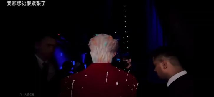 世俗的围墙撞破了又怎样!!! 郝熠然你说:烟花亮起来的瞬间就不怕黑了.
那烟花绽放的瞬间,彼此的脸庞是否更加清晰.
这一刻,你的眼中、是烟花耀眼还是他更加耀眼.#云熠99 #云旗郝熠然@郝熠然