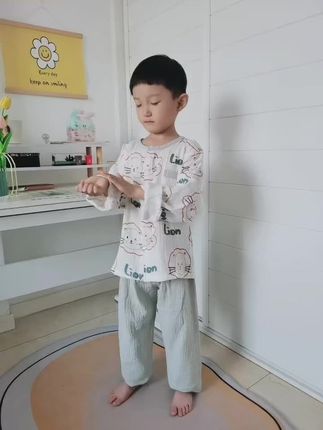 #儿童家居服 #萌娃穿搭 #萌娃夏季穿搭 #儿童空调服#宝宝睡衣 宝宝夏季怕热爱出汗,可以给宝宝试试这款棉纱家居服,柔软又细腻的棉纱,夏季节透气又亲肤,A类环保印染,无甲醛,无荧光剂,长袖长裤设计空调房能很好的保护膝盖防着凉,给孩子安心的贴心守护