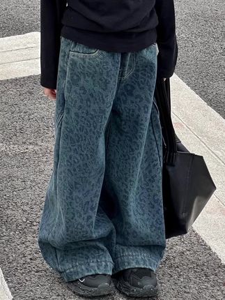 家里有小公主的一定要买这条女童牛仔裤,它是今年的秋装新款,而且还是大童女装,春秋都可以穿的豹纹裤子,穿上身很洋气又好看,还是直筒宽裤的设计,赶紧给你家孩子安排上吧!#今日穿搭 #今日分享 #牛仔裤 #牛仔裤穿搭