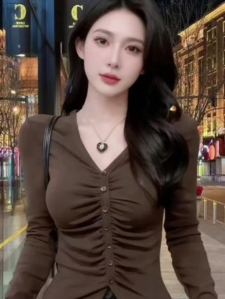 姐妹们,这件打底衫真的太绝了,超级显瘦又好看!它是那种简约的基础款,但是腰部做了褶皱处理,所以特别显腰细,而且还是修身的版型,上身效果超赞,喜欢的话就赶紧入手吧!#时尚穿搭 #早秋贵气穿搭 #大学生快速穿搭 #秋季不露腿穿搭 #秋季微胖穿搭测评 @抖加🔥上热门🔥dou+🔥热点宝